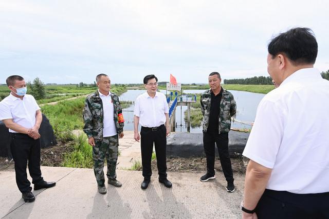 防汛常規(guī)物資中主要包含麻袋吸水膨脹袋,無(wú)紡布吸水膨脹袋,防汛沙袋,防汛噸袋,防汛編織袋,雨衣,雨靴,雨傘,彩條布,工兵鏟,十字鎬,八磅錘,應(yīng)急救生包等。