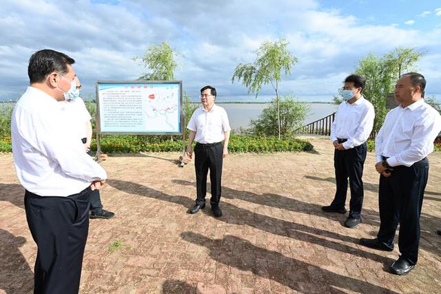 防汛常規(guī)物資中主要包含麻袋吸水膨脹袋,無(wú)紡布吸水膨脹袋,防汛沙袋,防汛噸袋,防汛編織袋,雨衣,雨靴,雨傘,彩條布,工兵鏟,十字鎬,八磅錘,應(yīng)急救生包等。