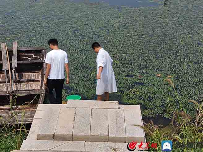 防汛常規(guī)物資中主要包含麻袋吸水膨脹袋,無紡布吸水膨脹袋,防汛沙袋,防汛噸袋,防汛編織袋,雨衣,雨靴,雨傘,彩條布,工兵鏟,十字鎬,八磅錘,應(yīng)急救生包等。