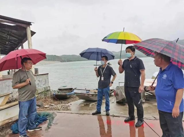 防汛常規(guī)物資中主要包含麻袋吸水膨脹袋,無紡布吸水膨脹袋,防汛沙袋,防汛噸袋,防汛編織袋,雨衣,雨靴,雨傘,彩條布,工兵鏟,十字鎬,八磅錘,應(yīng)急救生包等。