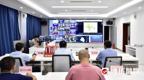 防汛常規(guī)物資中主要包含麻袋吸水膨脹袋,無紡布吸水膨脹袋,防汛沙袋,防汛噸袋,防汛編織袋,雨衣,雨靴,雨傘,彩條布,工兵鏟,十字鎬,八磅錘,應(yīng)急救生包等。